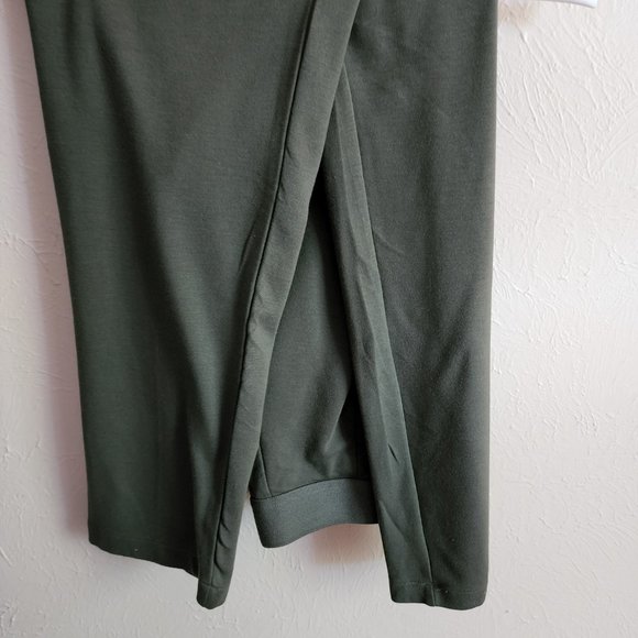 Uniqlo Slim Pointe Pant in Army Green - Picture 4 of 5